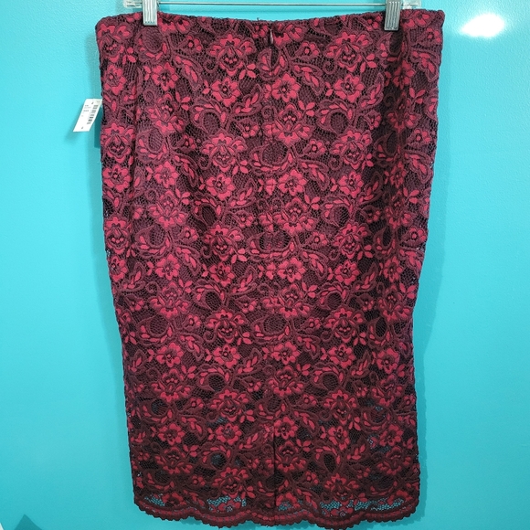 🏷1/$15, 2/$20, 3/$27 Reitmans red floral overlay skirt - Picture 2 of 4